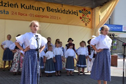 Piąty dzień Tygodnia Kultury Beskidzkiej w Wiśle - występy na małej estradzie na Pl. B. Hoffa - Zespół Mała Wisła
